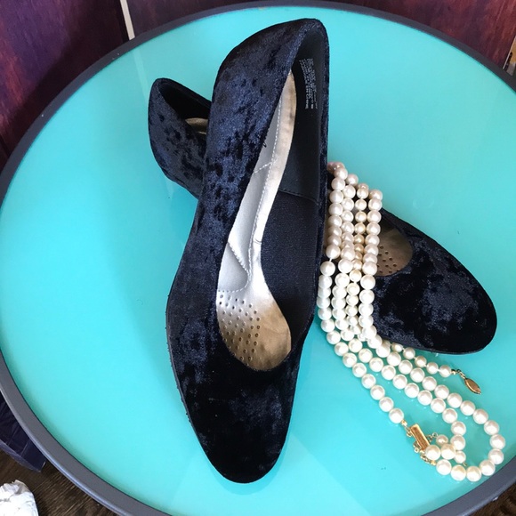 BLACK VELVET MINIMUM HEEL PUMP - Picture 1 of 3